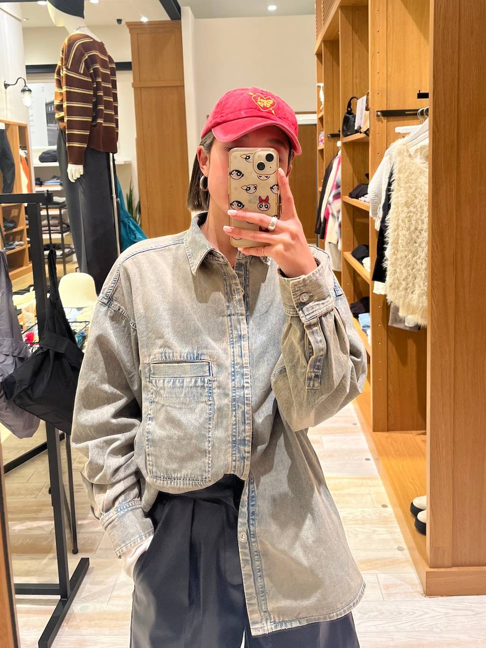 ブラック系のその他パンツ、ブルー系のシャツ/ブラウス、レッド系のキャップを着用したレディースの冬コーディネートの2枚目の写真