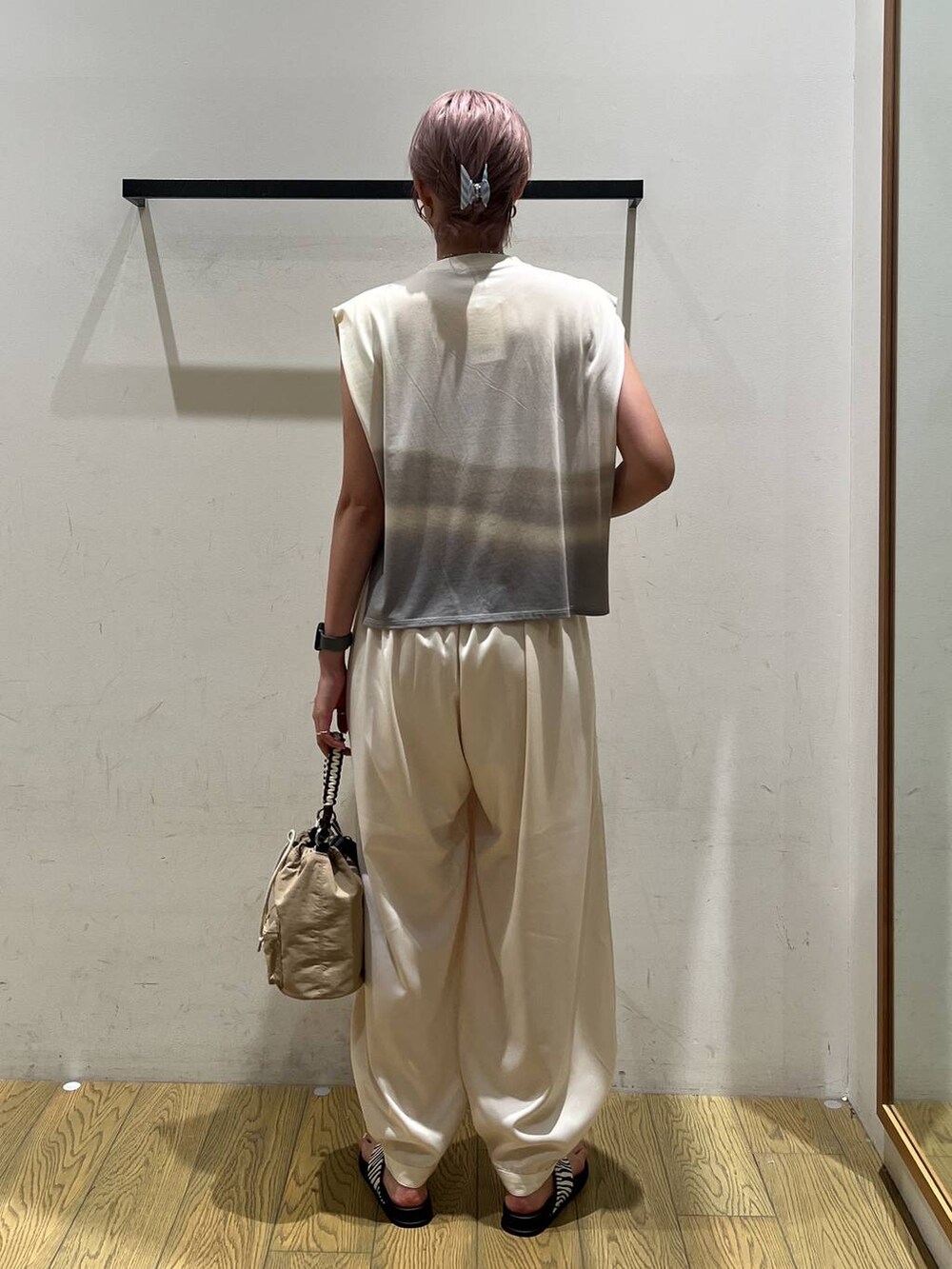 ベージュ系のその他パンツ、その他のTシャツ/カットソー、ベージュ系のショルダーバッグを着用したレディースの夏コーディネートの4枚目の写真
