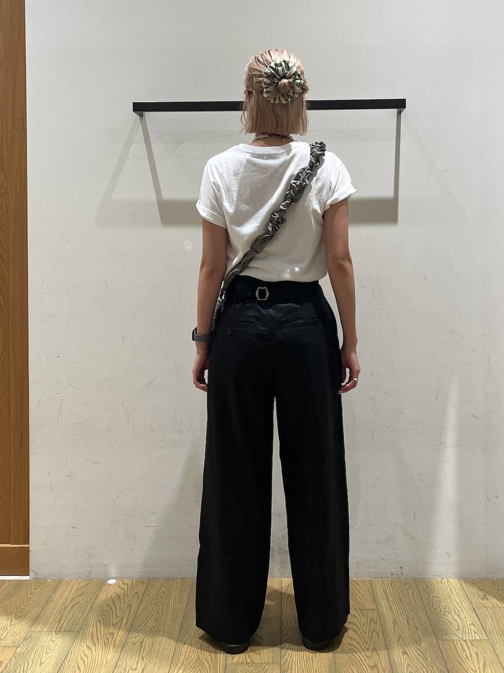 ブラック系のチノパンツ、グリーン系のショルダーバッグ、グリーン系のTシャツ/カットソーを着用したレディースの夏コーディネートの4枚目の写真