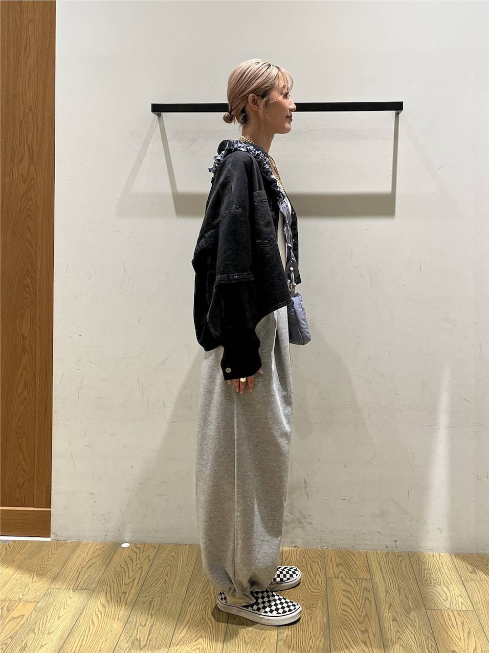 グレー系のスウェットパンツ、ブラック系のシャツ/ブラウス、ホワイト系のタンクトップを着用したレディースの夏コーディネートの2枚目の写真