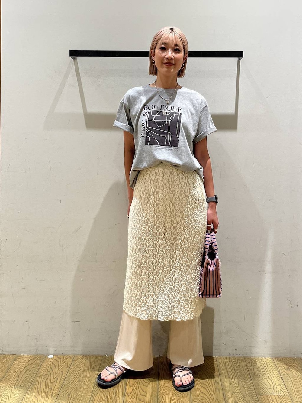 ホワイト系のその他パンツ、ピンク系のトートバッグ、グレー系のTシャツ/カットソーを着用したレディースの夏コーディネートの5枚目の写真