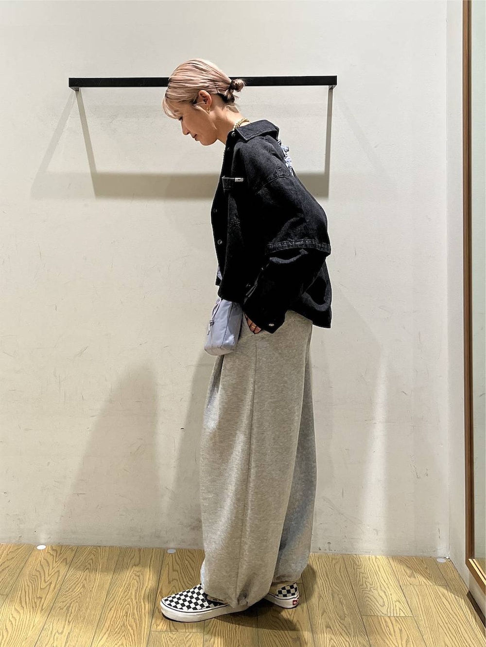 グレー系のスウェットパンツ、ブラック系のシャツ/ブラウス、ホワイト系のタンクトップを着用したレディースの夏コーディネートの4枚目の写真