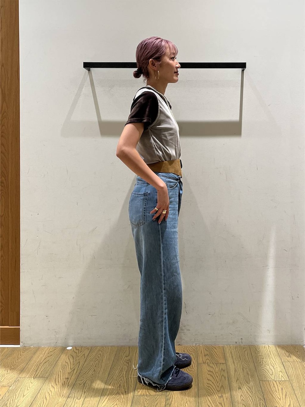 ブルー系のデニムパンツ、ブラウン系のTシャツ/カットソー、ベージュ系のタンクトップを着用したレディースの夏コーディネートの2枚目の写真