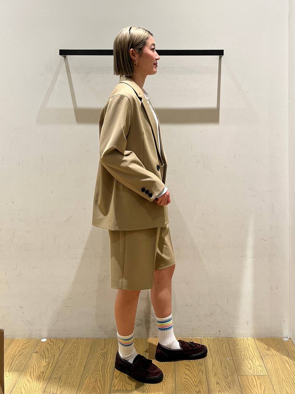 ベージュ系のテーラードジャケット、ベージュ系のその他パンツ、ホワイト系のTシャツ/カットソーを着用したレディースの冬コーディネートの2枚目の写真