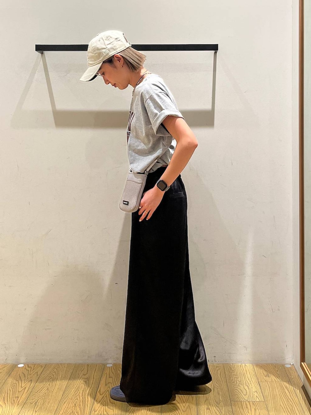 ベージュ系のショルダーバッグ、ブラック系のその他パンツ、グレー系のTシャツ/カットソーを着用したレディースの春コーディネートの3枚目の写真