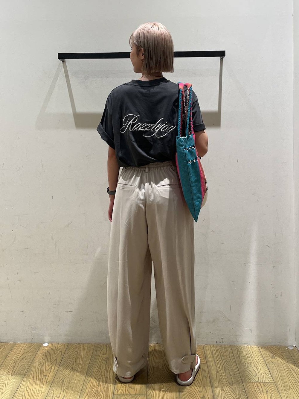ピンク系のトートバッグ、ブラック系のTシャツ/カットソーを着用したレディースの春コーディネートの4枚目の写真