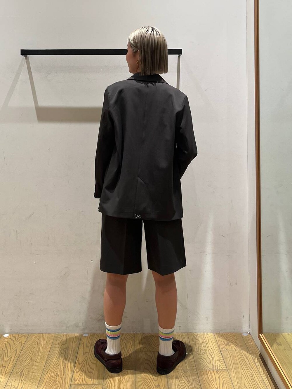 グレー系のテーラードジャケット、グレー系のその他パンツ、ホワイト系のTシャツ/カットソーを着用したレディースの冬コーディネートの4枚目の写真