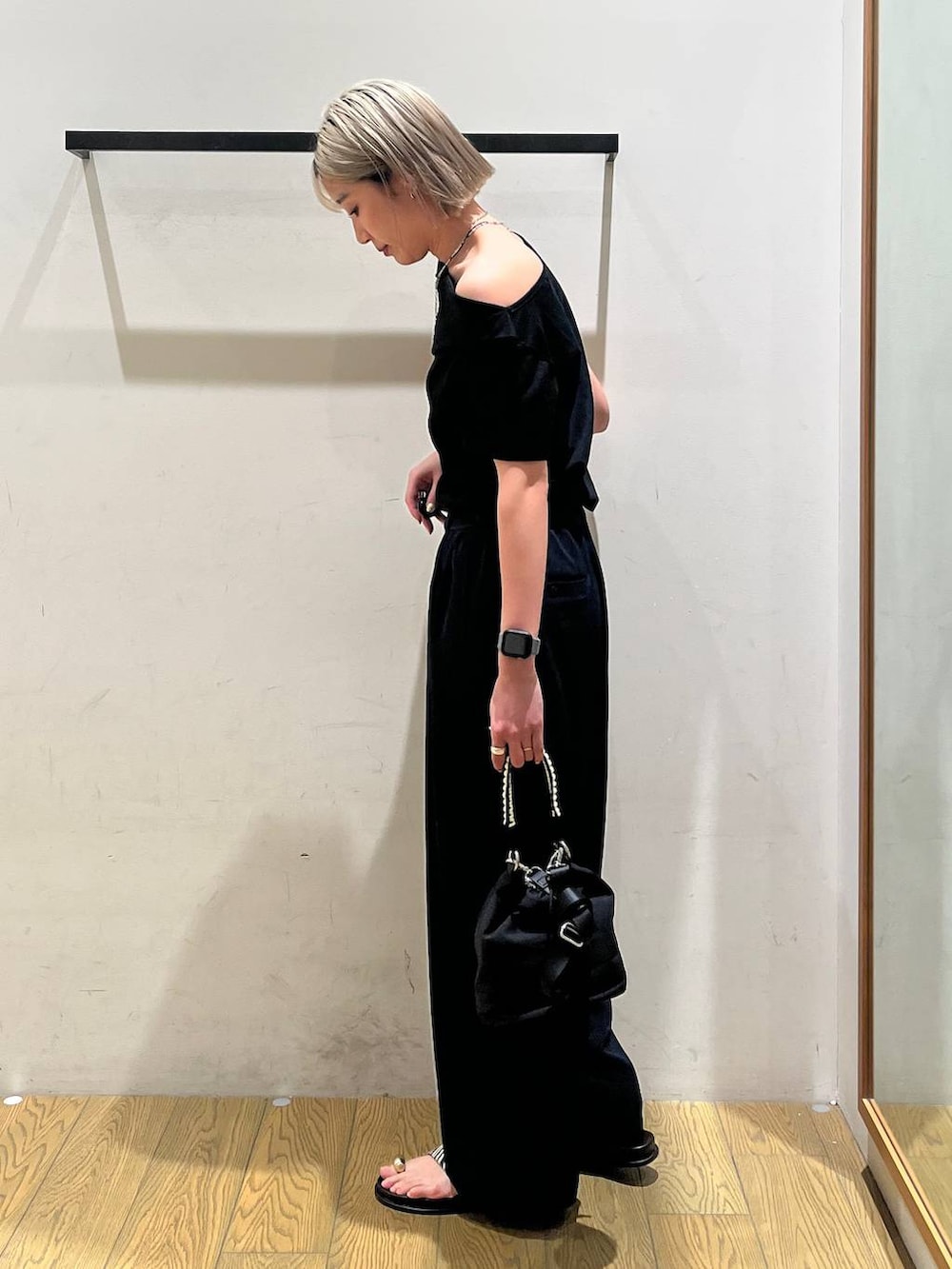 ブルー系のその他パンツ、ブラック系のショルダーバッグ、その他のサンダルを着用したレディースの春コーディネートの3枚目の写真