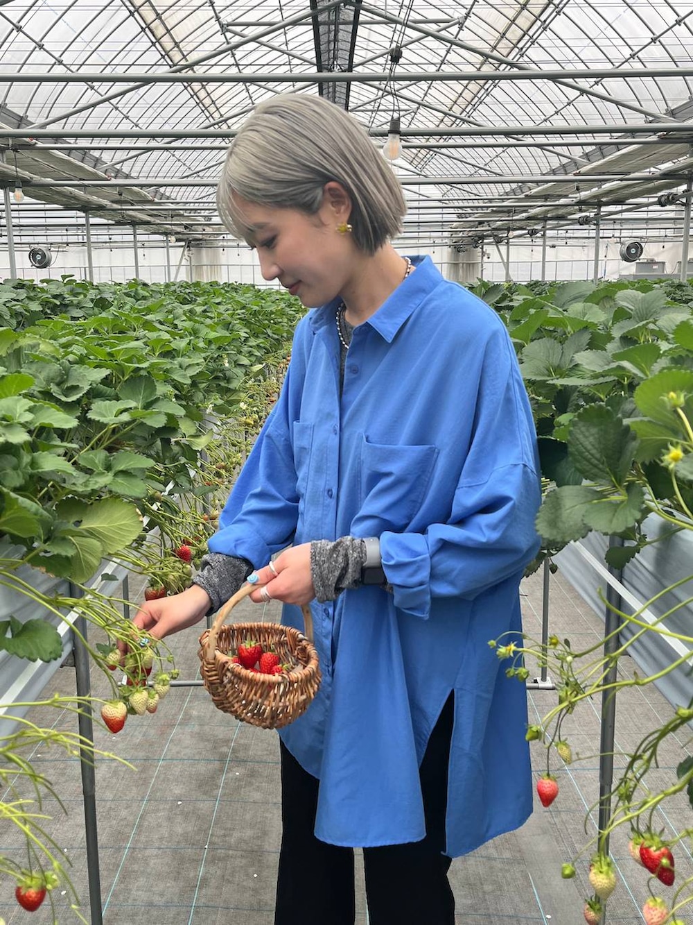 ブルー系のシャツ/ブラウス、ブラック系のその他パンツ、イエロー系のネックレスを着用したレディースの春コーディネートの4枚目の写真