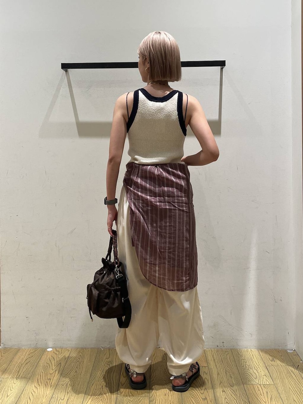 ベージュ系のその他パンツ、ブラウン系のシャツ/ブラウス、ホワイト系のタンクトップを着用したレディースの夏コーディネートの4枚目の写真