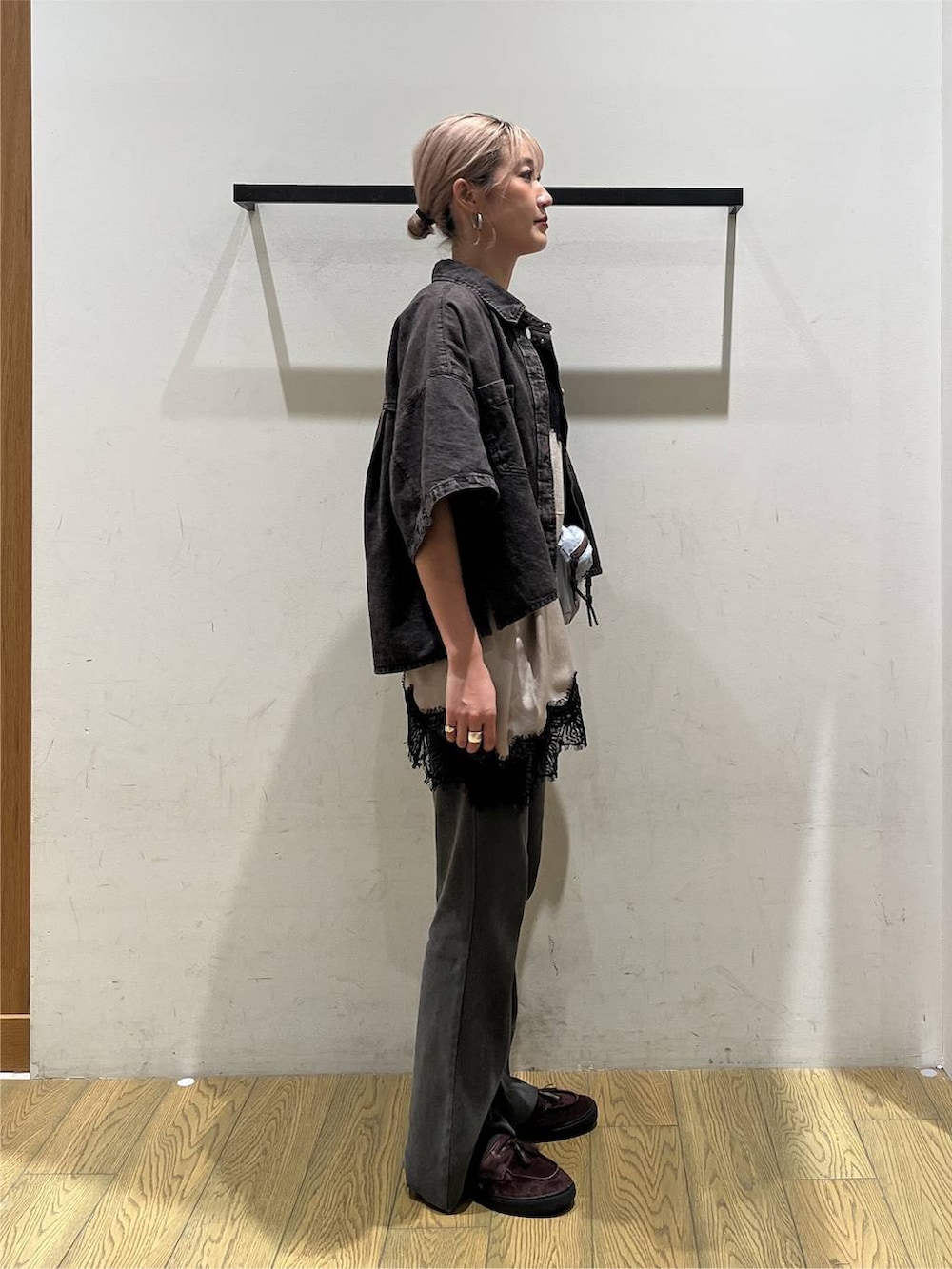 ブラウン系のシャツ/ブラウス、ブルー系のショルダーバッグ、グレー系のその他パンツを着用したレディースの秋コーディネートの2枚目の写真