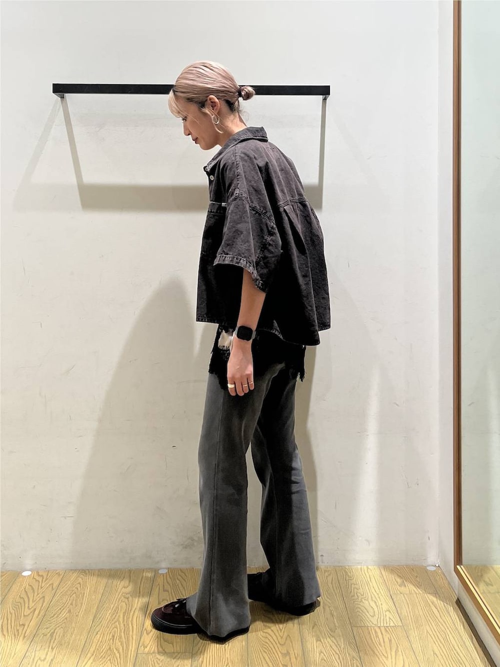 ブラウン系のシャツ/ブラウス、ブルー系のショルダーバッグ、グレー系のその他パンツを着用したレディースの秋コーディネートの3枚目の写真