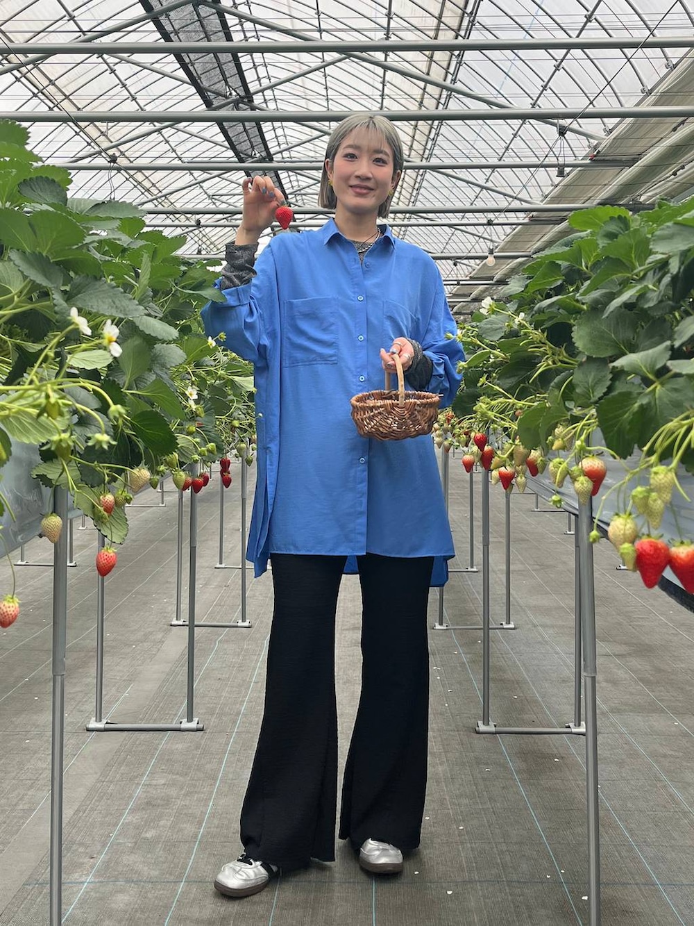 ブルー系のシャツ/ブラウス、ブラック系のその他パンツ、イエロー系のネックレスを着用したレディースの春コーディネートの2枚目の写真