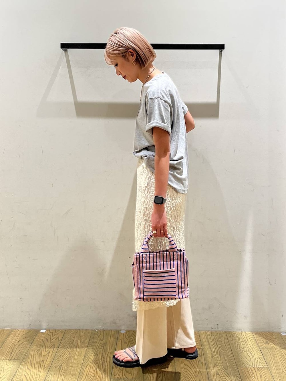 ホワイト系のその他パンツ、ピンク系のトートバッグ、グレー系のTシャツ/カットソーを着用したレディースの夏コーディネートの3枚目の写真