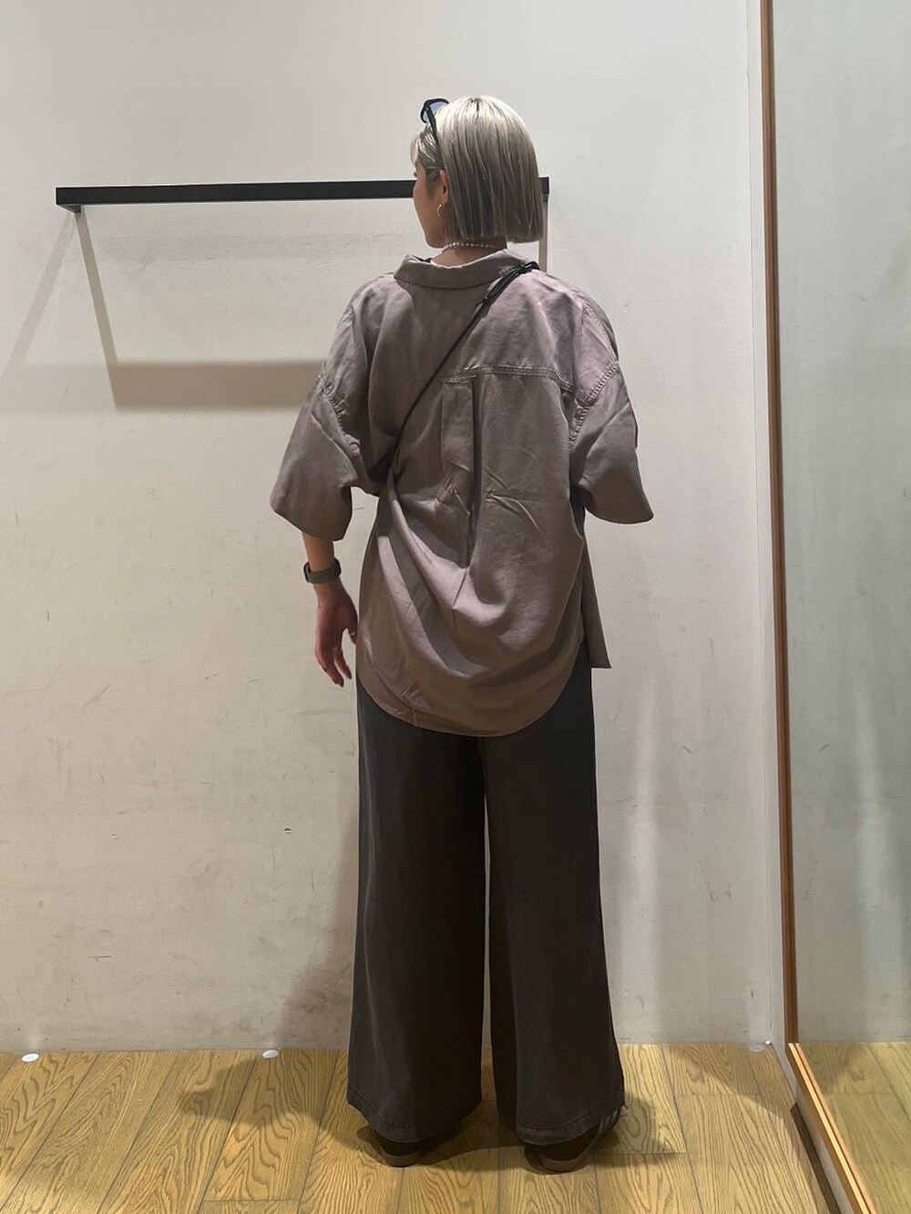 ベージュ系のショルダーバッグ、ブラウン系のシャツ/ブラウス、グレー系のその他パンツを着用したレディースの春コーディネートの4枚目の写真