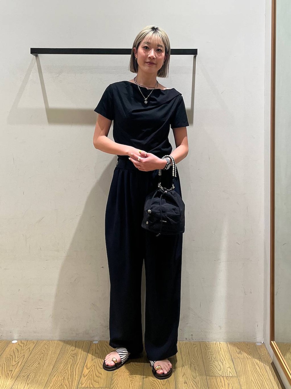 ブルー系のその他パンツ、ブラック系のショルダーバッグ、その他のサンダルを着用したレディースの春コーディネートの5枚目の写真