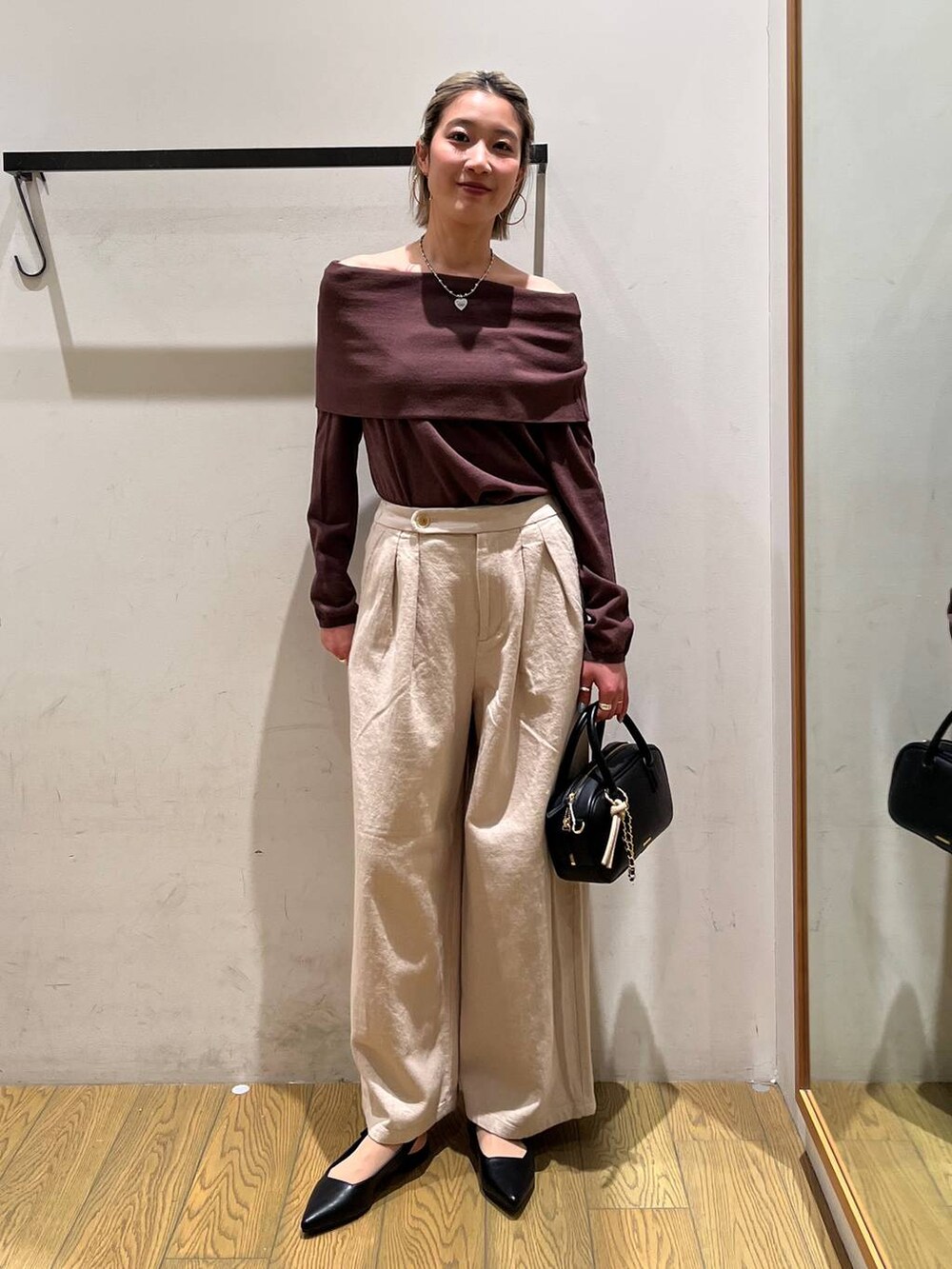 ブラック系のハンドバッグ、ベージュ系のその他パンツを着用したレディースの春コーディネートの5枚目の写真