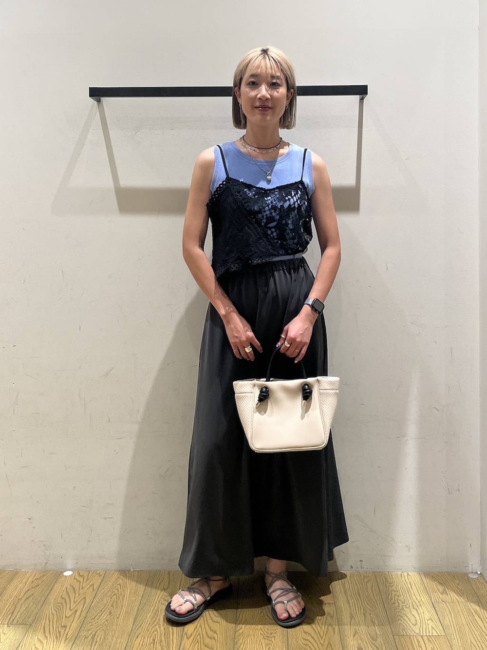 ベージュ系のショルダーバッグ、グレー系のスカート、ブルー系のTシャツ/カットソーを着用したレディースの春コーディネートの5枚目の写真