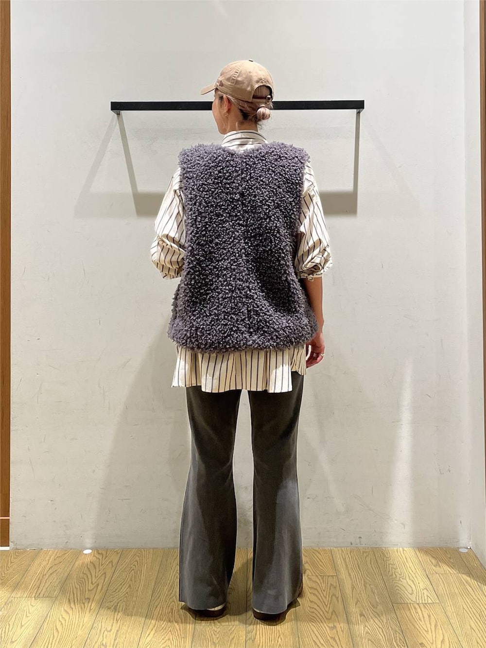 ベージュ系のチュニック、ブラック系のショルダーバッグ、グレー系のその他パンツを着用したレディースの秋コーディネートの4枚目の写真