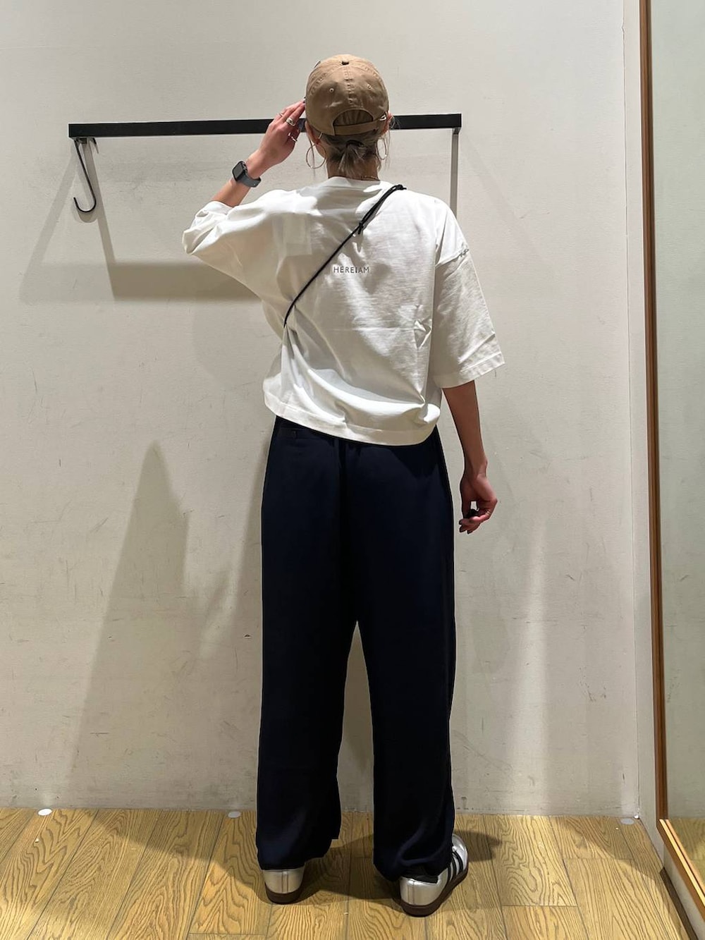 ブラウン系のショルダーバッグ、ブルー系のその他パンツ、ホワイト系のTシャツ/カットソーを着用したレディースの春コーディネートの4枚目の写真