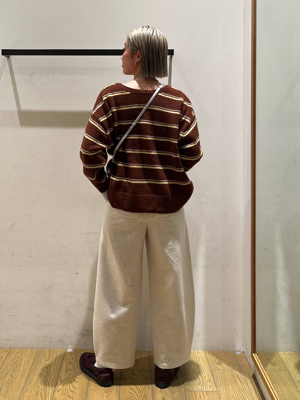 ブラウン系のニット/セーター、ベージュ系のその他パンツ、シルバー系の財布を着用したレディースの冬コーディネートの4枚目の写真