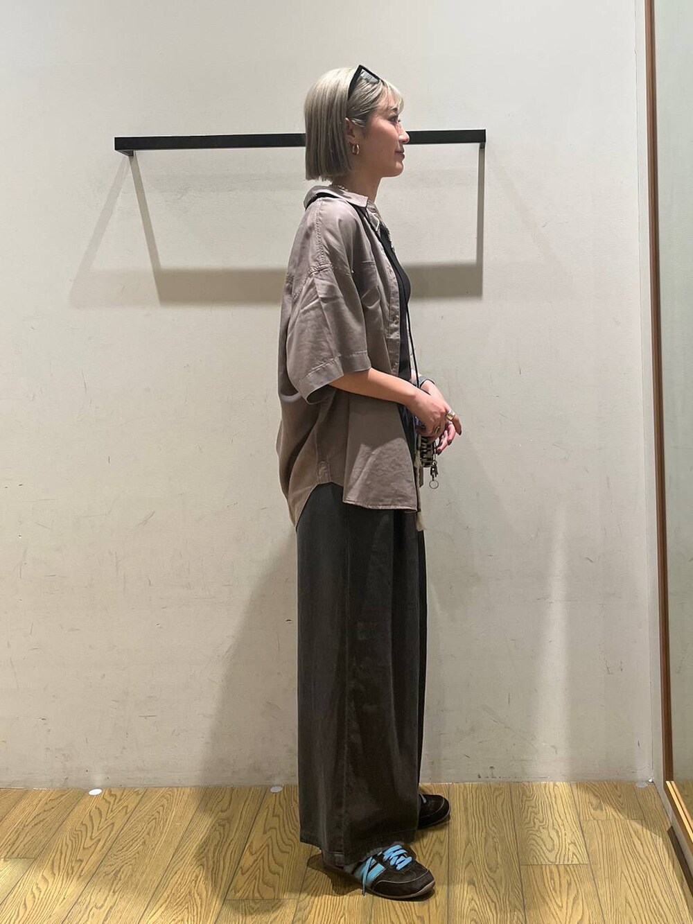 ベージュ系のショルダーバッグ、ブラウン系のシャツ/ブラウス、グレー系のその他パンツを着用したレディースの春コーディネートの3枚目の写真
