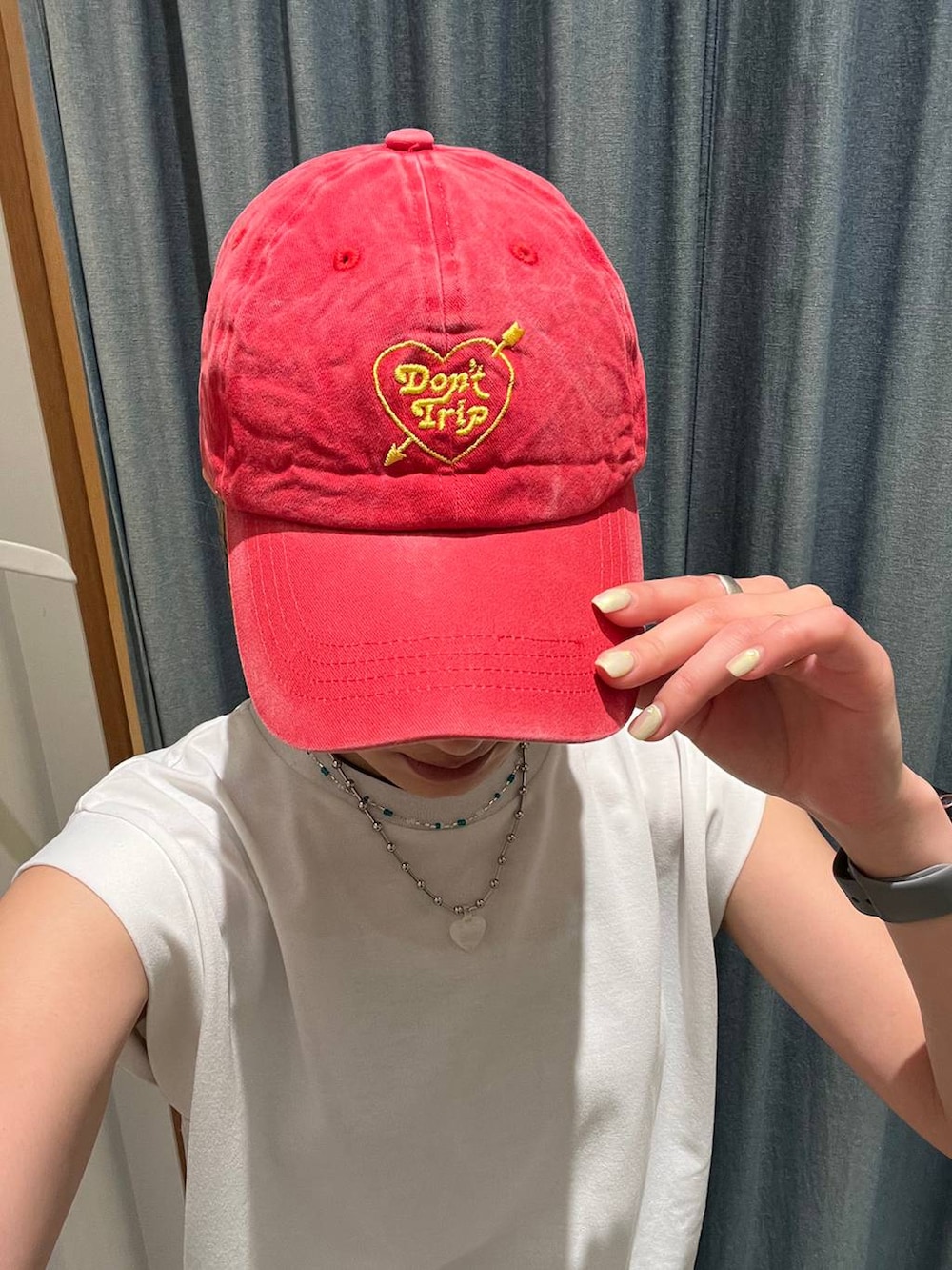 ブルー系のその他パンツ、ホワイト系のTシャツ/カットソー、レッド系のキャップを着用したレディースの春コーディネートの5枚目の写真