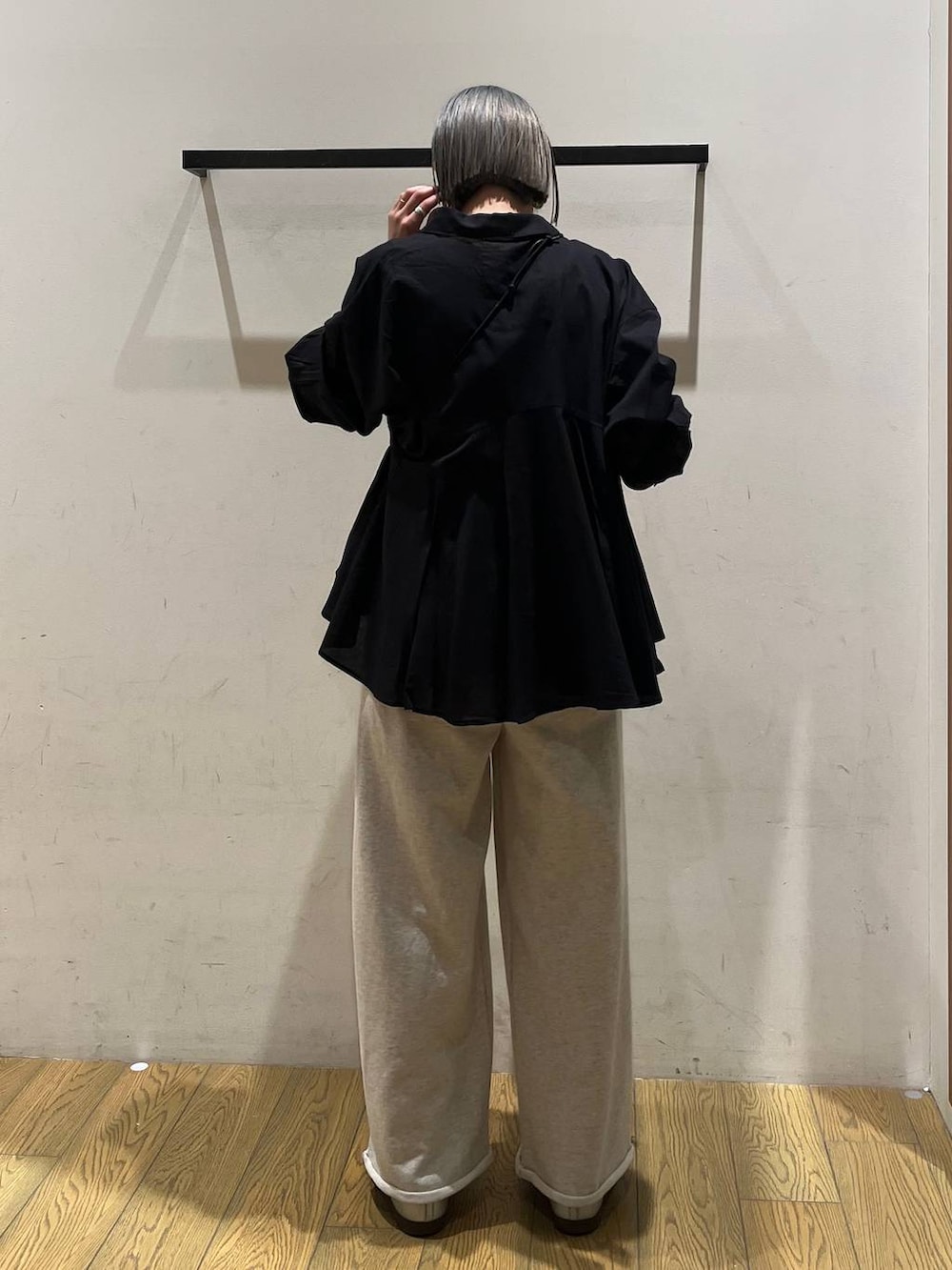 ブラウン系のショルダーバッグ、ブラウン系のタンクトップ、ブラック系のシャツ/ブラウスを着用したレディースの春コーディネートの4枚目の写真