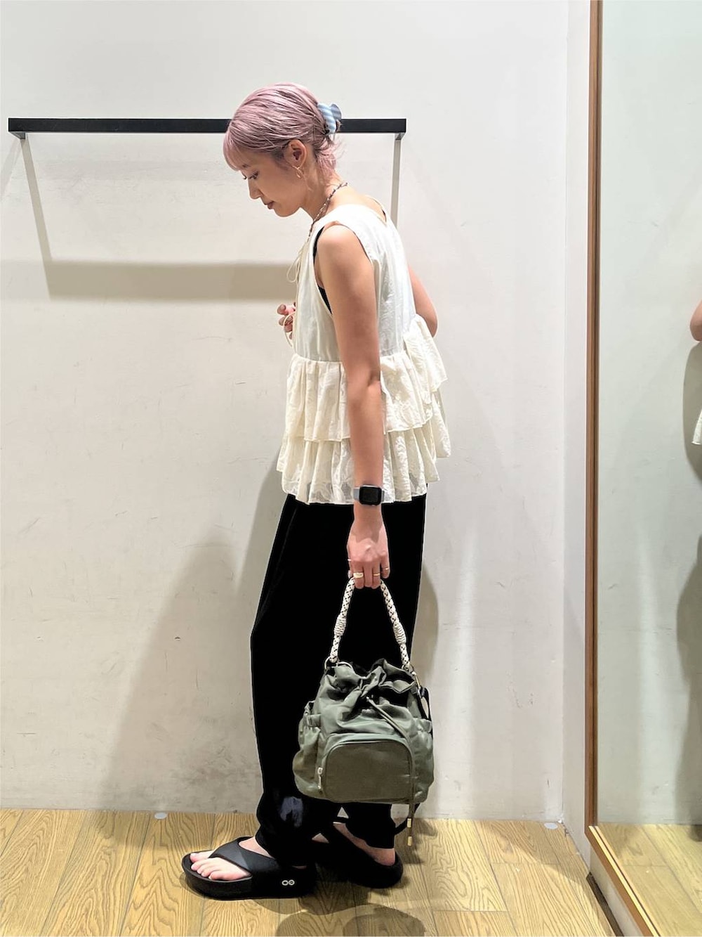 ブラック系のその他パンツ、ホワイト系のベスト、ブラック系のサンダルを着用したレディースの夏コーディネートの2枚目の写真