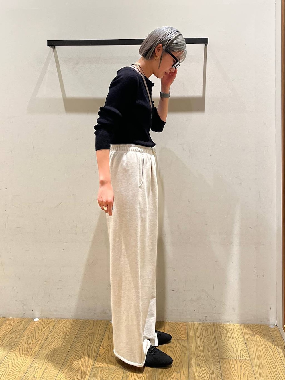 ブラック系のサンダル、ブラック系のカーディガン/ボレロ、ブラウン系の財布を着用したレディースの春コーディネートの3枚目の写真