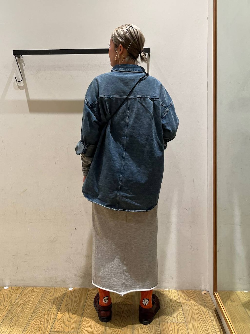 ベージュ系のショルダーバッグ、グレー系のスカート、ブルー系のシャツ/ブラウスを着用したレディースの春コーディネートの4枚目の写真