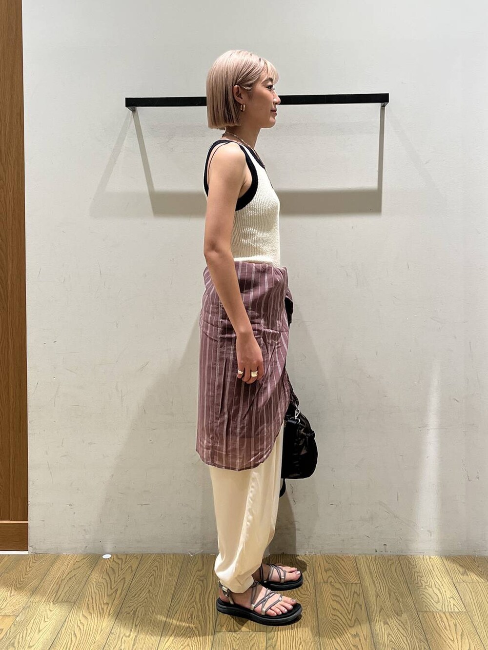 ベージュ系のその他パンツ、ブラウン系のシャツ/ブラウス、ホワイト系のタンクトップを着用したレディースの夏コーディネートの3枚目の写真