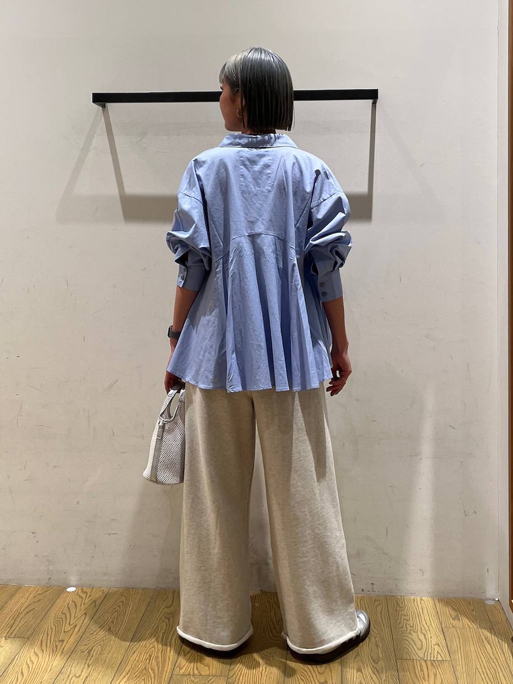 グレー系のショルダーバッグ、ブルー系のシャツ/ブラウス、ブラック系のブラジャーを着用したレディースの春コーディネートの4枚目の写真