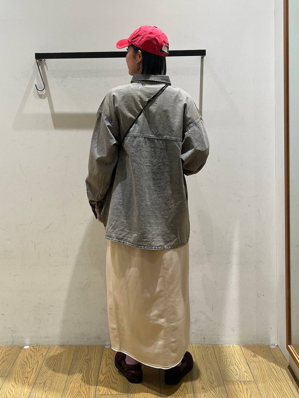 ベージュ系のショルダーバッグ、ベージュ系のスカート、ブルー系のシャツ/ブラウスを着用したレディースの冬コーディネートの4枚目の写真