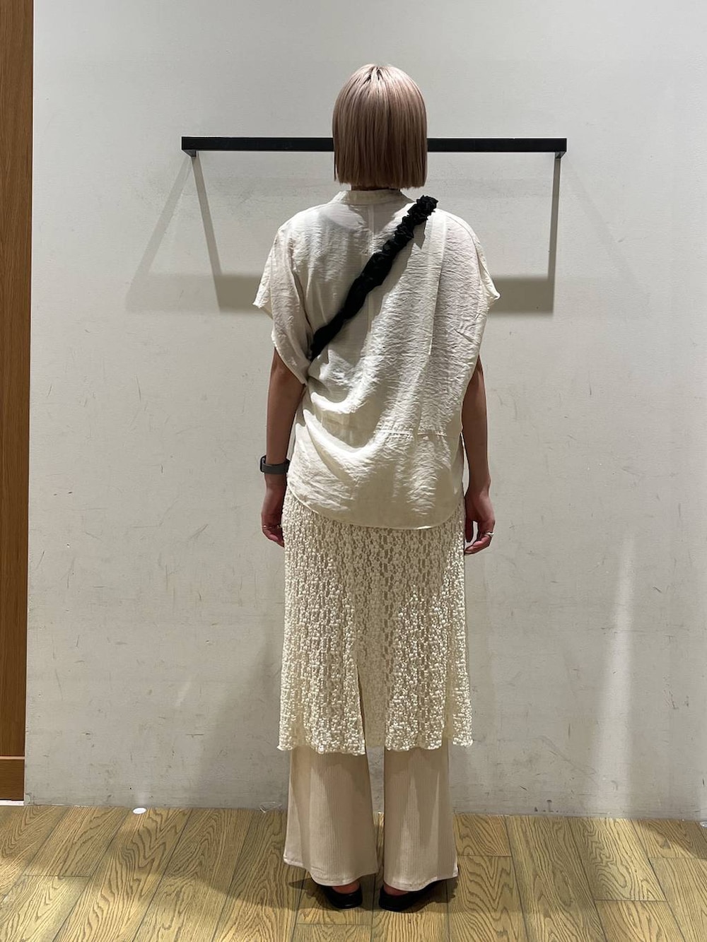ホワイト系のその他パンツ、ホワイト系のシャツ/ブラウス、ブラック系のサンダルを着用したレディースの夏コーディネートの4枚目の写真