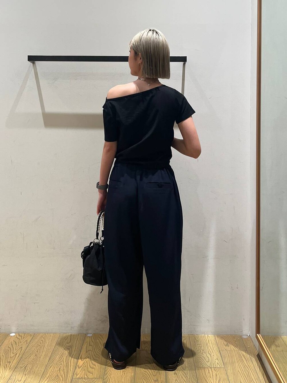 ブルー系のその他パンツ、ブラック系のショルダーバッグ、その他のサンダルを着用したレディースの春コーディネートの4枚目の写真