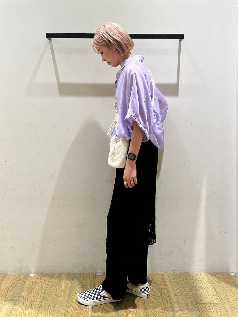 ブラック系のその他パンツ、ホワイト系のタンクトップ、ホワイト系のショルダーバッグを着用したレディースの夏コーディネートの3枚目の写真