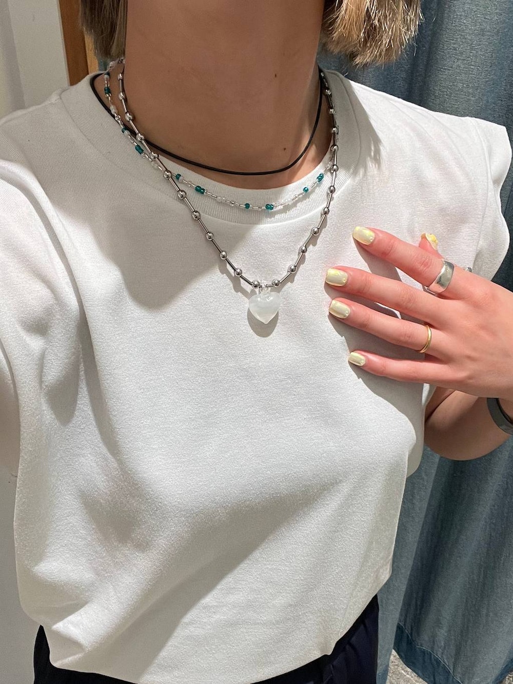 ブルー系のその他パンツ、ホワイト系のTシャツ/カットソー、レッド系のキャップを着用したレディースの春コーディネートの6枚目の写真