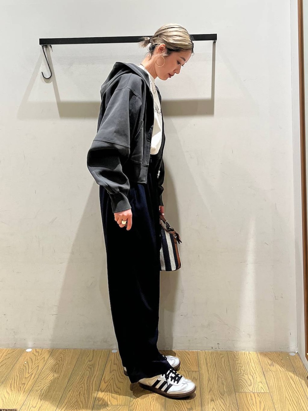 ブルー系のショルダーバッグ、ブルー系のその他パンツ、ホワイト系のTシャツ/カットソーを着用したレディースの春コーディネートの2枚目の写真