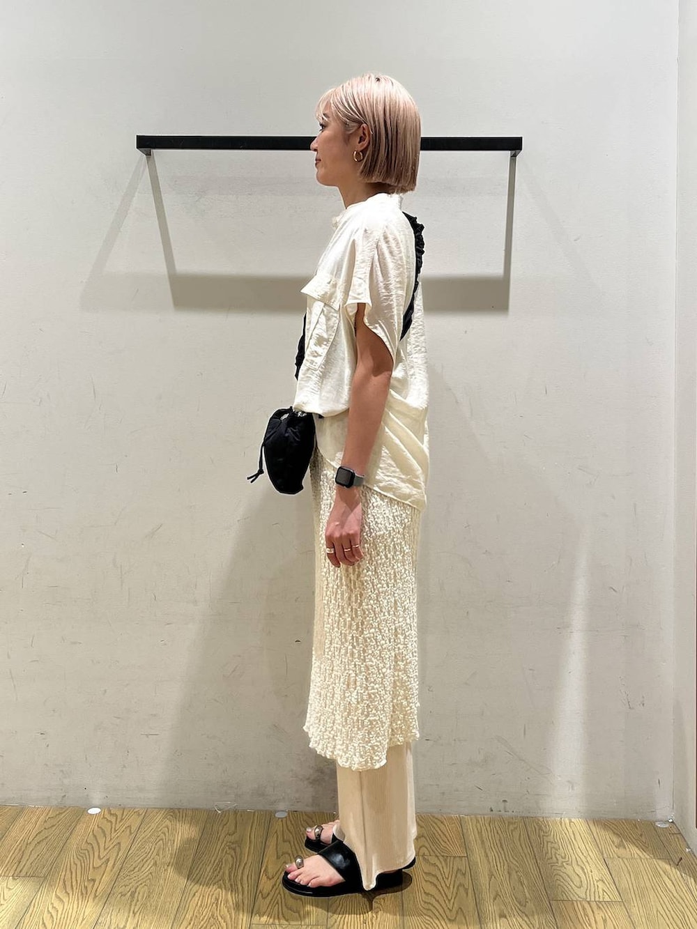 ホワイト系のその他パンツ、ホワイト系のシャツ/ブラウス、ブラック系のサンダルを着用したレディースの夏コーディネートの3枚目の写真