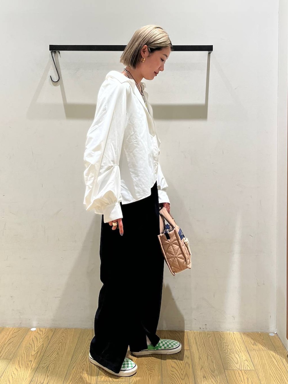 ベージュ系のショルダーバッグ、ブルー系のその他パンツ、ホワイト系のシャツ/ブラウスを着用したレディースの春コーディネートの2枚目の写真