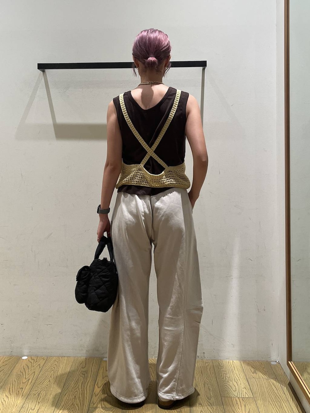 ベージュ系のその他シューズ、ブラック系のハンドバッグ、ブラウン系のTシャツ/カットソーを着用したレディースの夏コーディネートの4枚目の写真