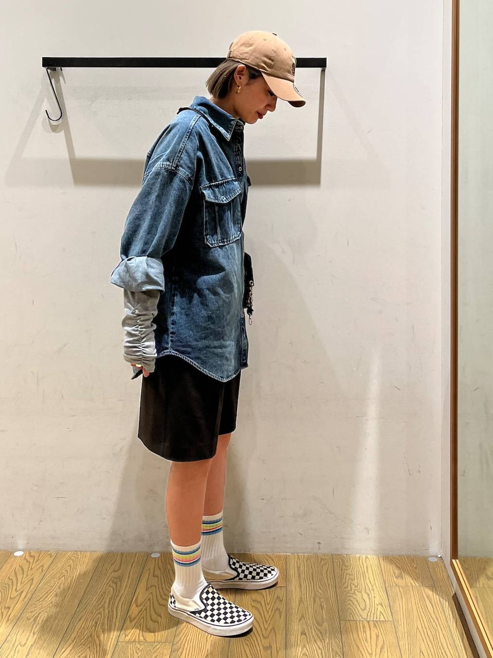 ブラウン系のショルダーバッグ、グレー系のその他パンツ、ブルー系のシャツ/ブラウスを着用したレディースの冬コーディネートの2枚目の写真