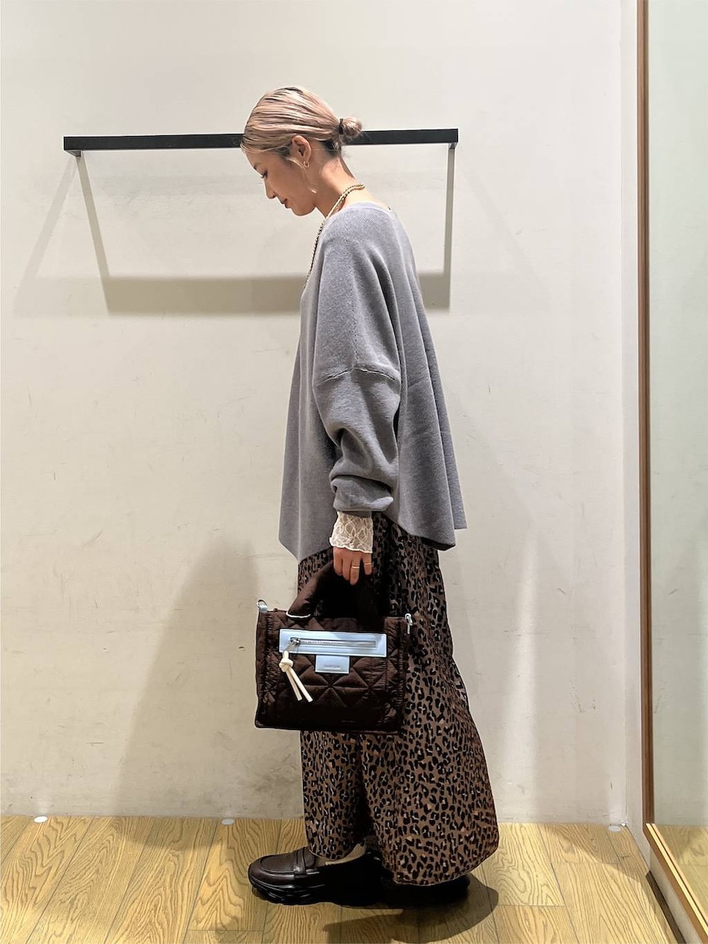 ブラウン系のスニーカー、ホワイト系のTシャツ/カットソー、その他のスカートを着用したレディースの秋コーディネートの3枚目の写真