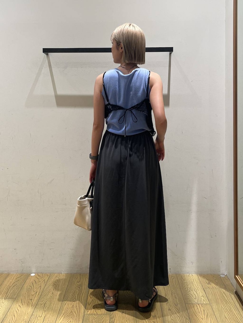 ベージュ系のショルダーバッグ、グレー系のスカート、ブルー系のTシャツ/カットソーを着用したレディースの春コーディネートの4枚目の写真