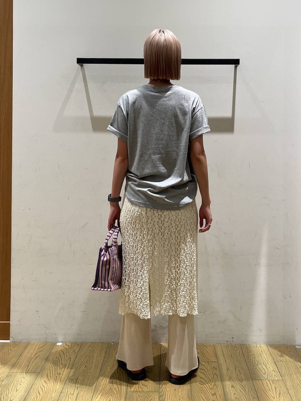 ホワイト系のその他パンツ、ピンク系のトートバッグ、グレー系のTシャツ/カットソーを着用したレディースの夏コーディネートの4枚目の写真