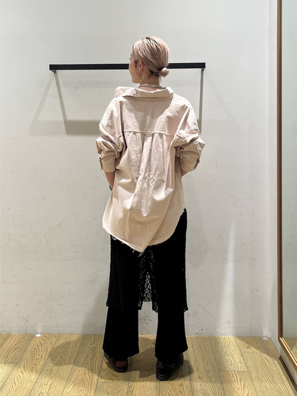ブラック系のその他パンツ、ピンク系のシャツ/ブラウス、グレー系のタンクトップを着用したレディースの夏コーディネートの4枚目の写真