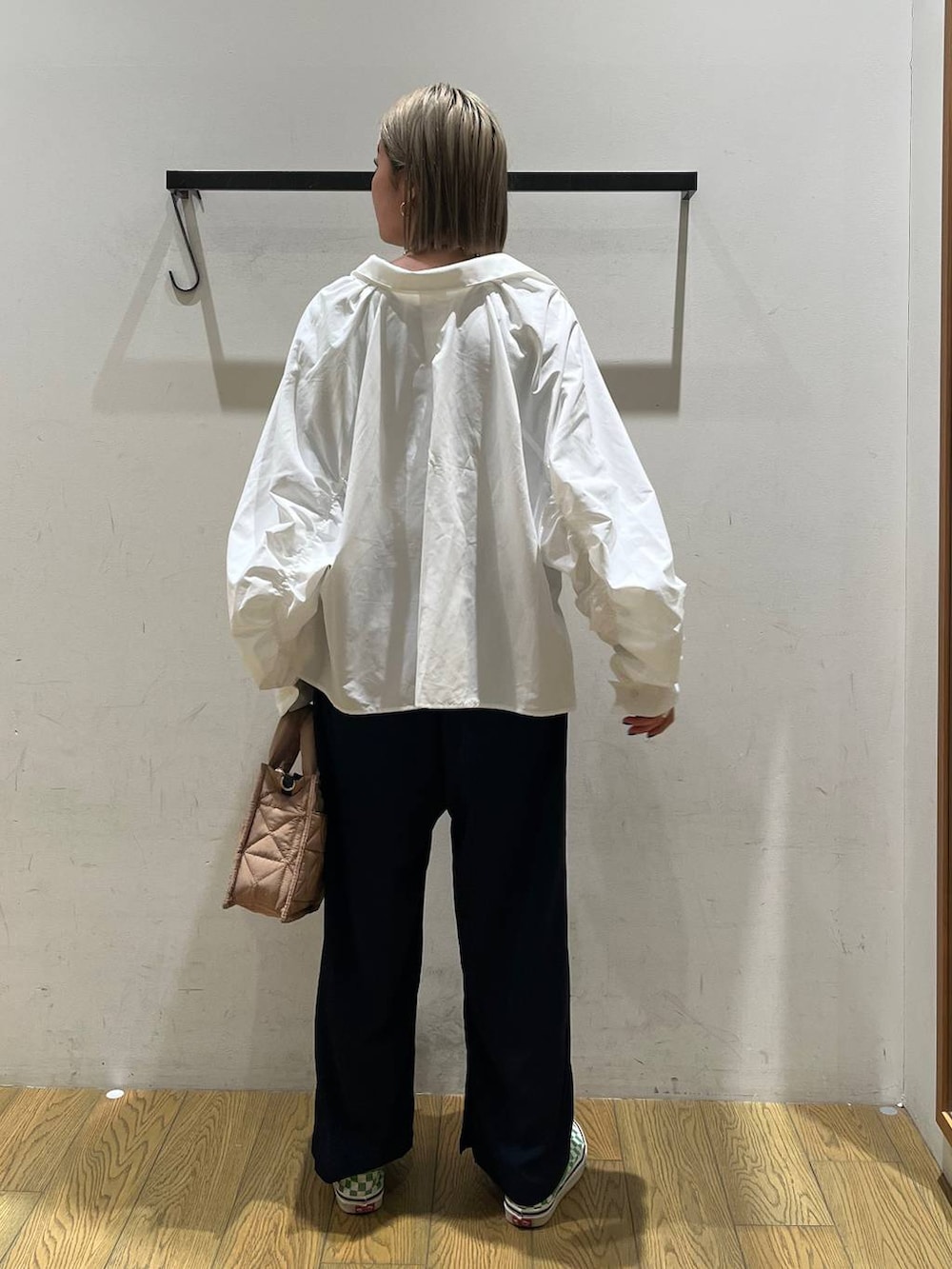 ベージュ系のショルダーバッグ、ブルー系のその他パンツ、ホワイト系のシャツ/ブラウスを着用したレディースの春コーディネートの4枚目の写真