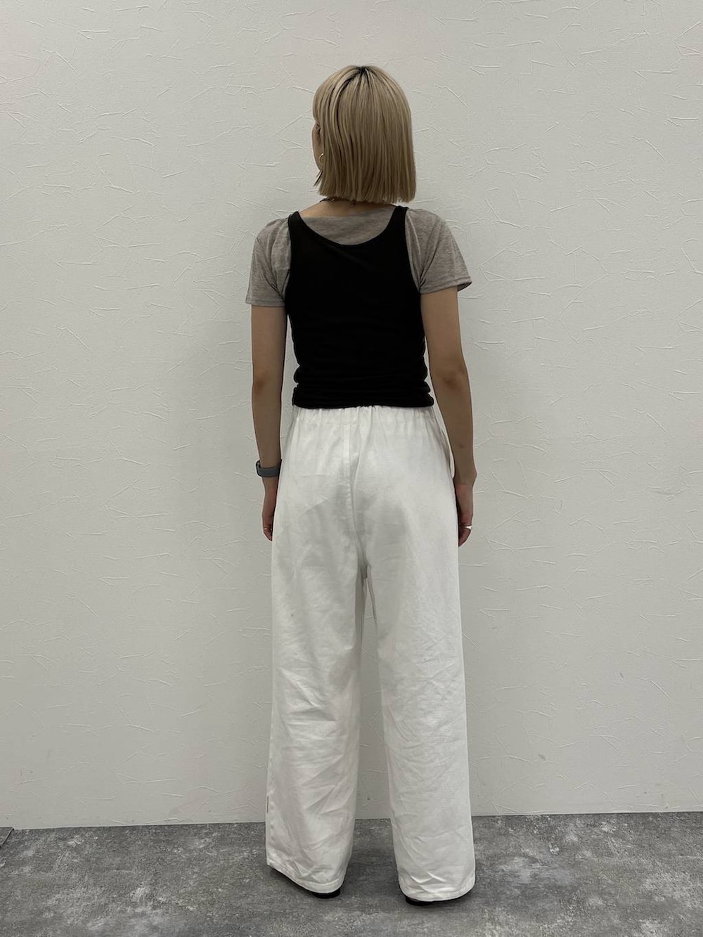 ホワイト系のデニムパンツ、ブラウン系のTシャツ/カットソーを着用したレディースの夏コーディネートの4枚目の写真