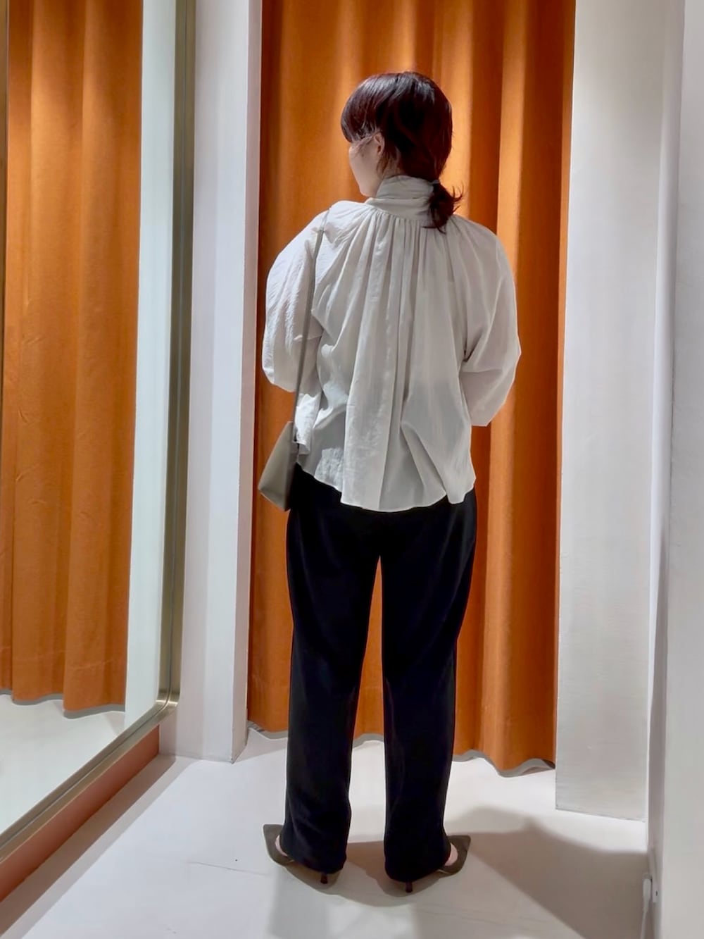 ベージュ系のシャツ/ブラウス、ブラック系のテーラードジャケット、ブラック系のその他パンツを着用したレディースの春コーディネートの3枚目の写真